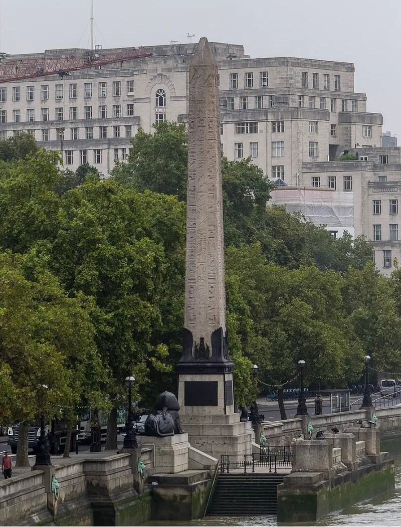 ancient-egyptian-obelisk-cleopatras-needle-at-exact-site-of-bacons-birthplace